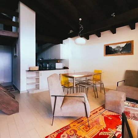 Casa Laret 6-12 아파트 *