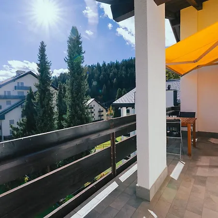 Casa Laret 6-12 아파트 *